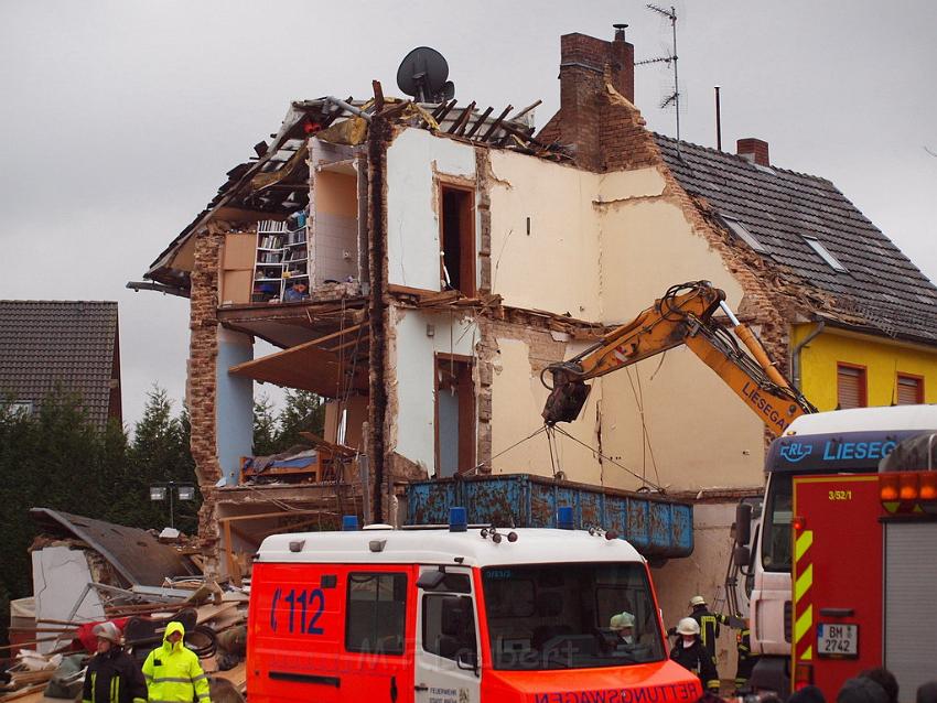 Hausexplosion Bruehl bei Koeln Pingsdorferstr P425.JPG